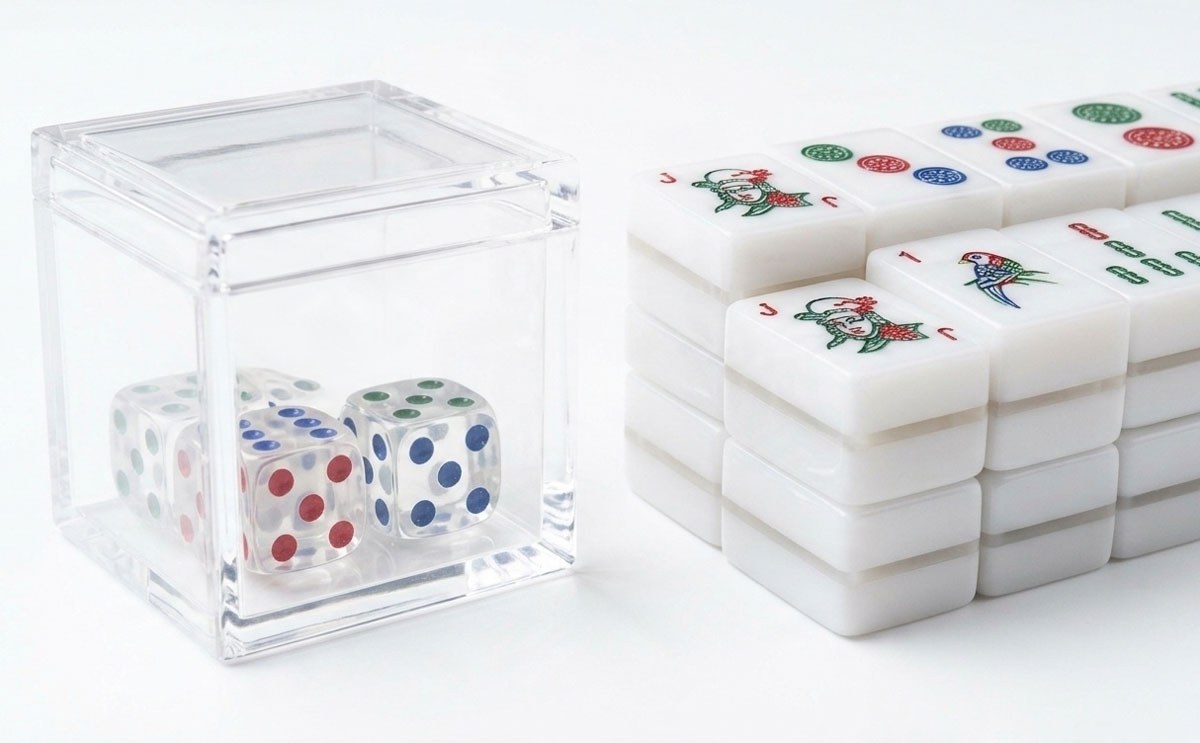 American Mahjong Dice Set — 3 Dice in Clear Acrylic Box — pack shot 1 of 3